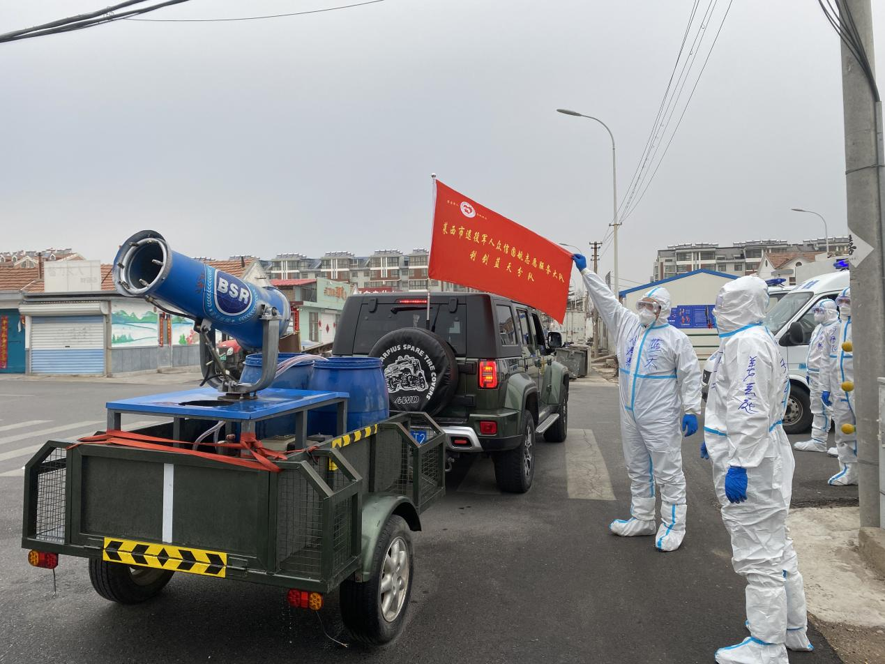 （图为莱西市退役军人利剑蓝天志愿者使用消杀仪器进行消杀。）