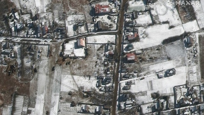 卫星图像曝光俄军64公里长车队现状