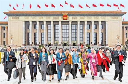 3月11日，十三届全国人大五次会议在北京胜利闭幕，在甘全国人大代表走出人民大会堂。新甘肃&middot;甘肃日报记者 孟捷