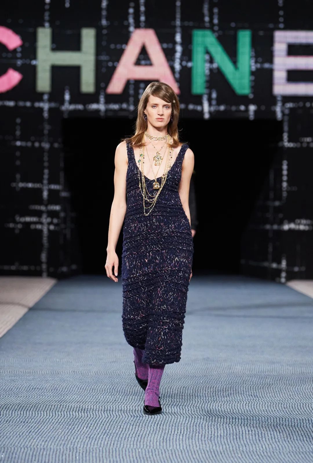 穿着斜纹软呢和香奈儿一起漫步乡野