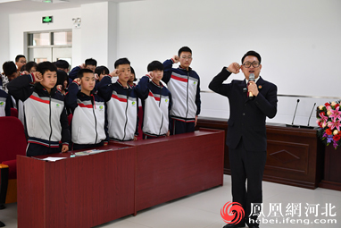 孙锋检察官带领同学们进行法制教育宣誓