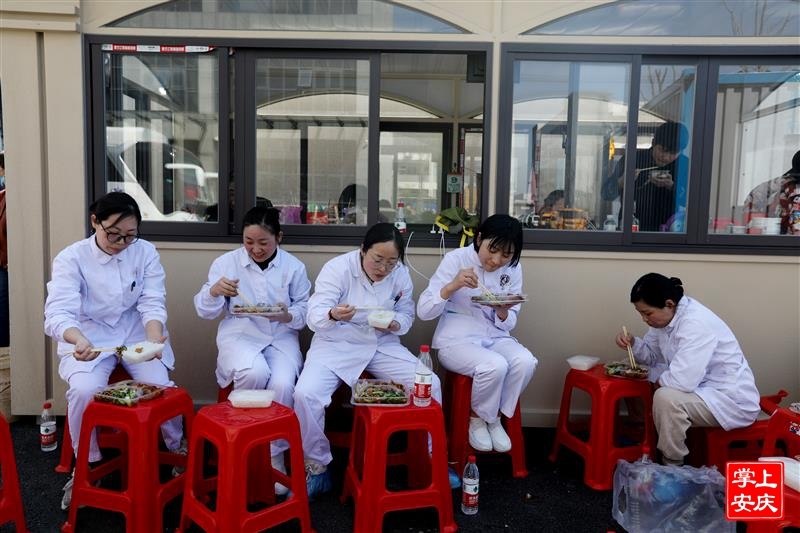 3月9日中午13时29分，在宜秀区义和科技园监测点的医护人员开始吃午餐。徐火炬 摄