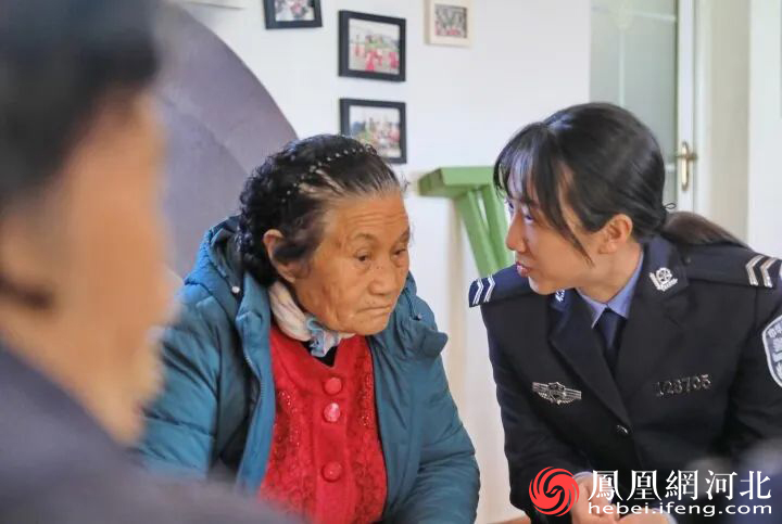 民警刘梦和崔英兰老人拉起家常。