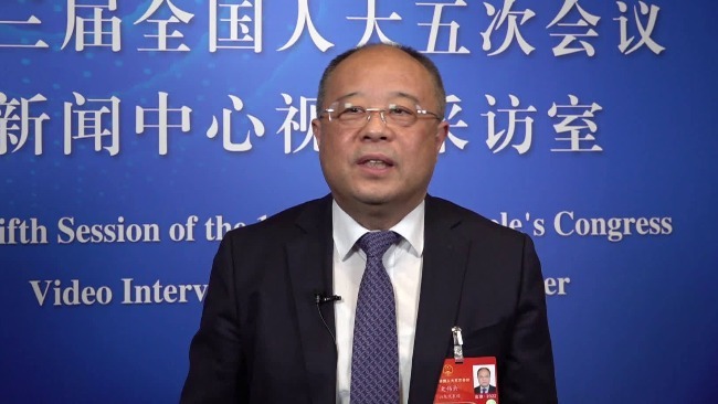 山东省眼科医院院长史伟云代表：建议18至45岁近视人群做激光手术