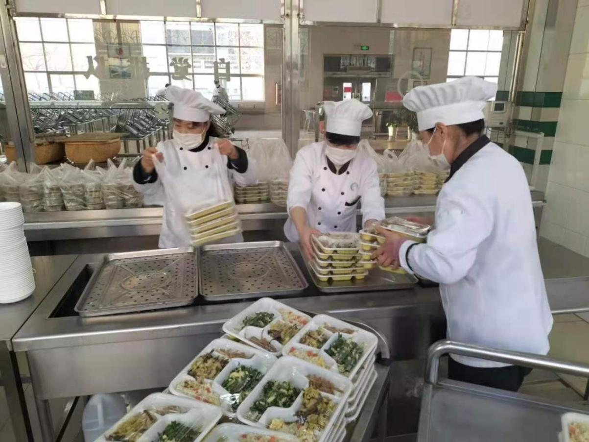 （图为莱西市机关事务服务中心采取盒饭供餐，精心为抗疫工作人员准备饭菜。）