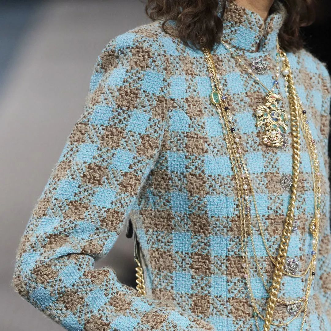 穿着斜纹软呢和香奈儿一起漫步乡野