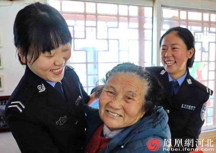 崔英兰老人与民警陈耀锦和王秦开心地交谈。