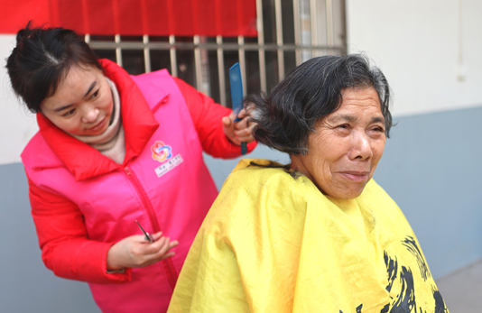 巾帼志愿者为老人剪头发