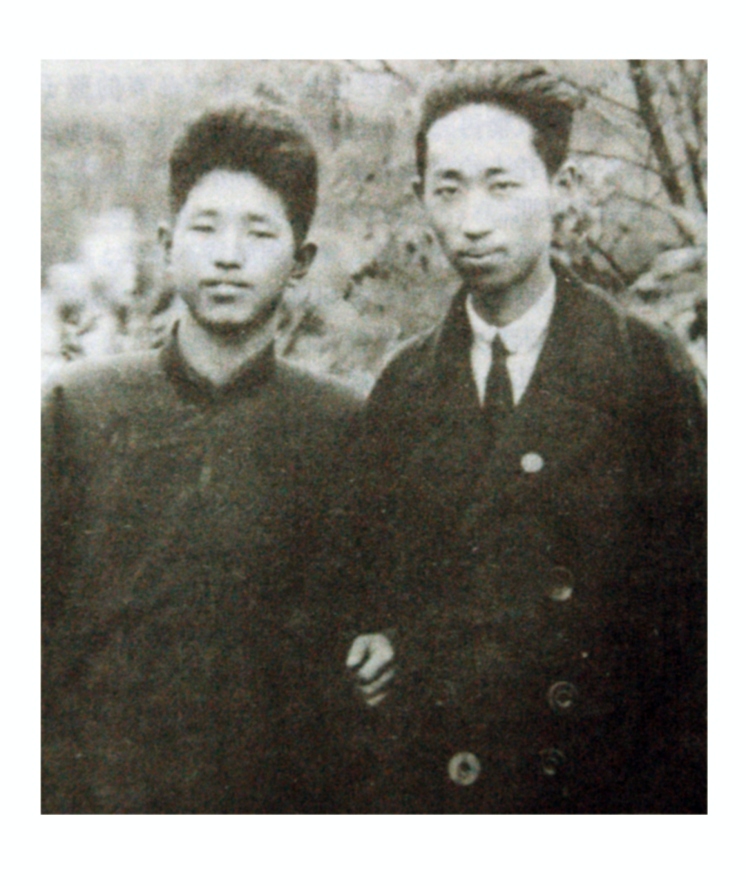 1927年黄镇（左）与同学在上海美专合影