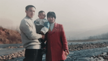 刘子旭小时候和父母的合影。(受访者提供)