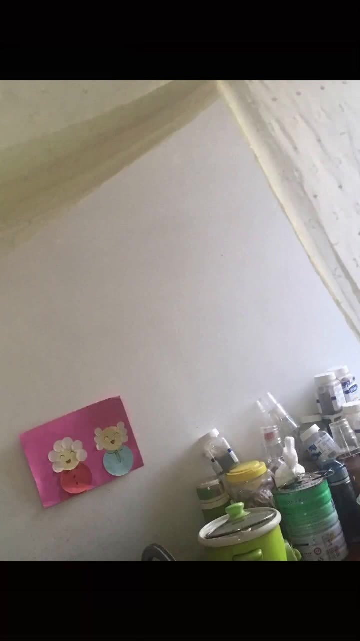 爷爷去世后，孙女在奶奶家看到催泪一幕：这张贴画让20万网友破防
