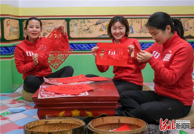 蔚县剪纸爱好者在体验剪纸制作过程。河北日报记者赵杰摄