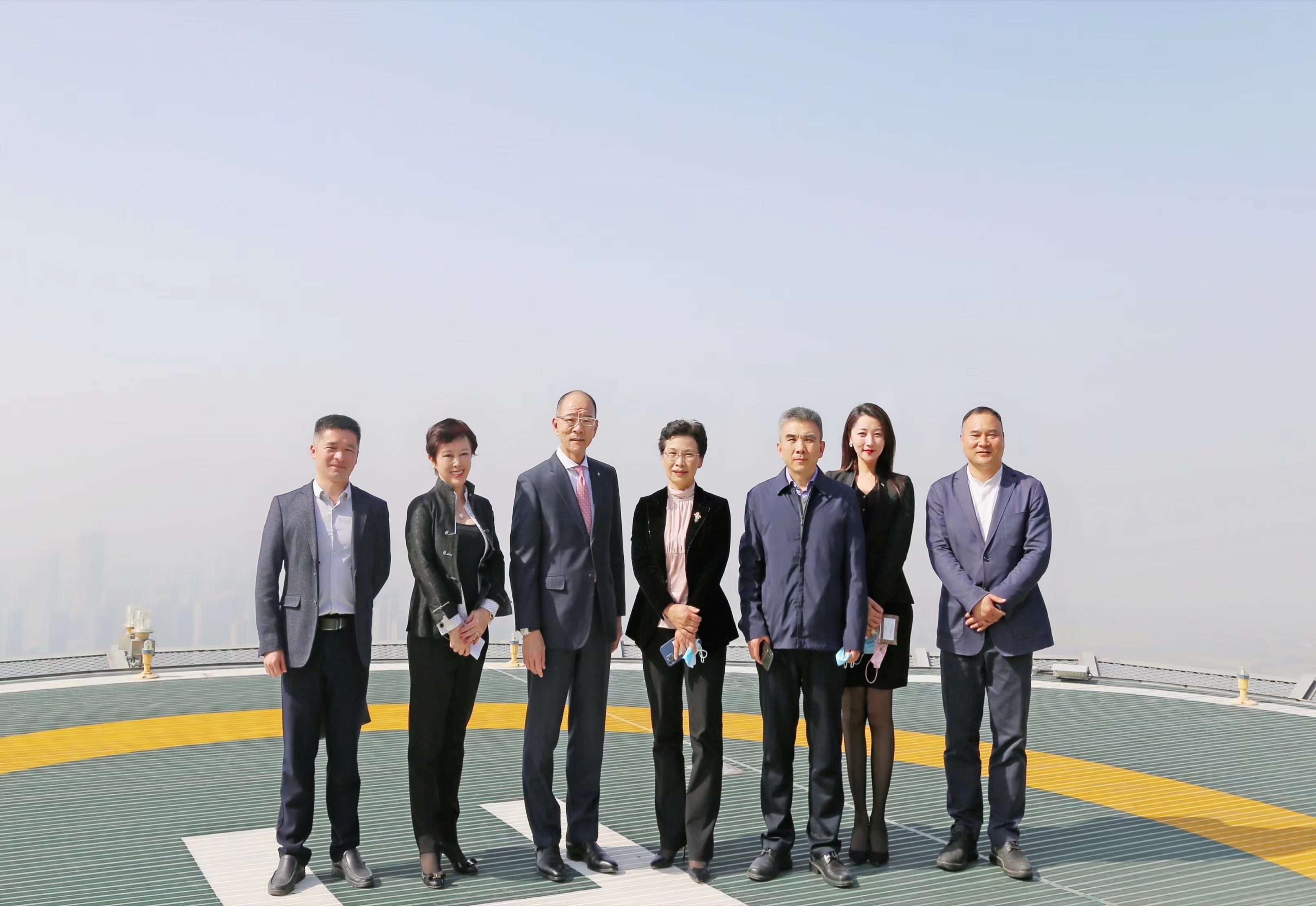 酒店停机坪合影，居中为南京市文化和旅游局副局长夏军