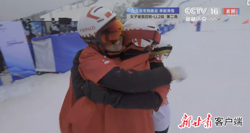 赛后李甜甜和队友们拥抱庆祝胜利 （视频截图）