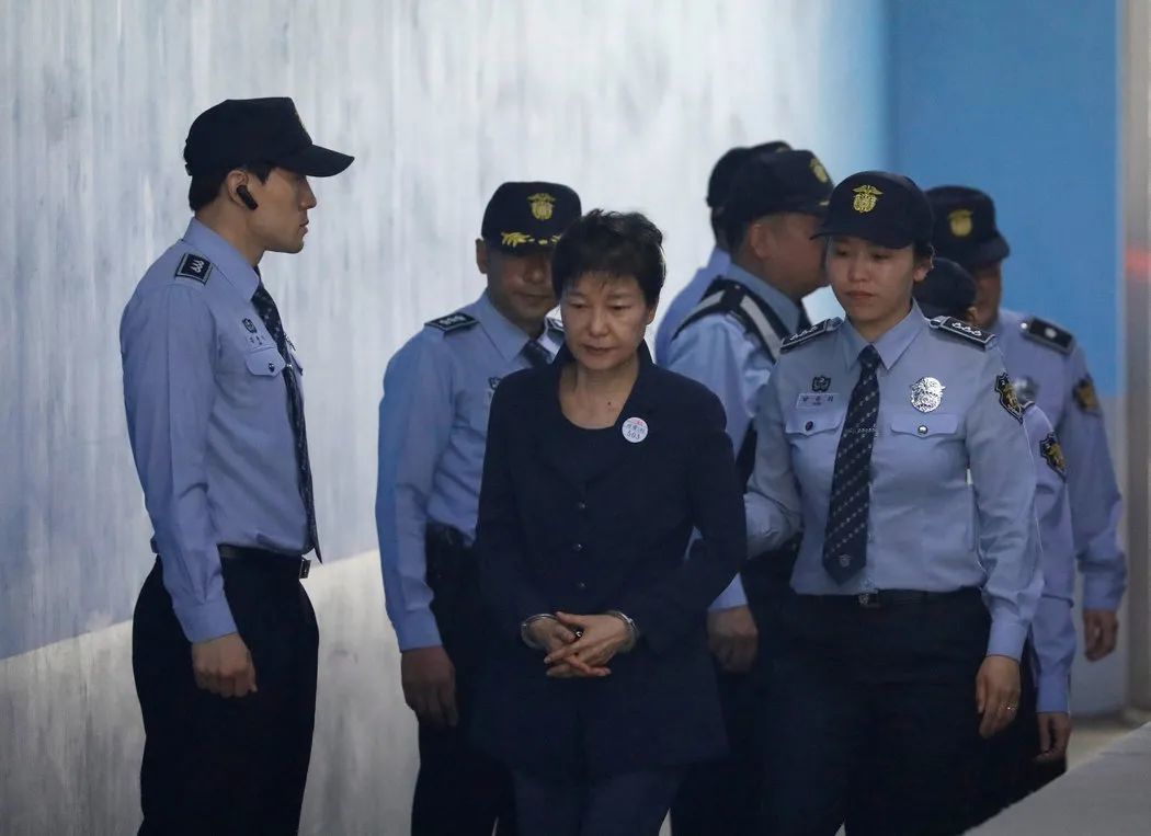 韩国新任总统尹锡悦，背着其鲜明右翼色彩和强硬行事风格，走上前台