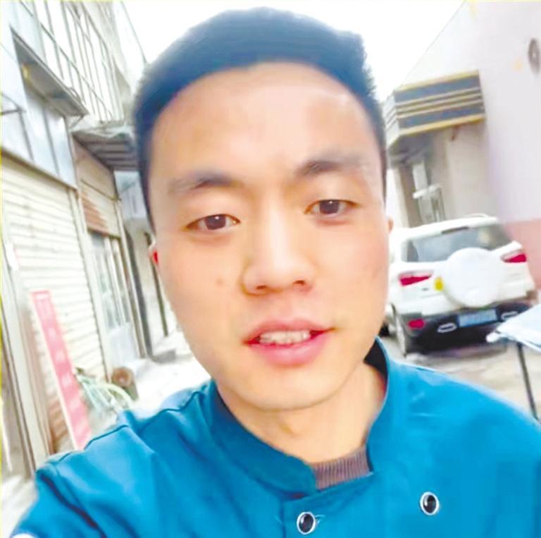 庆阳暖心店主安春科，正在打包预留的“剩菜”给环卫工阿姨。视频截屏