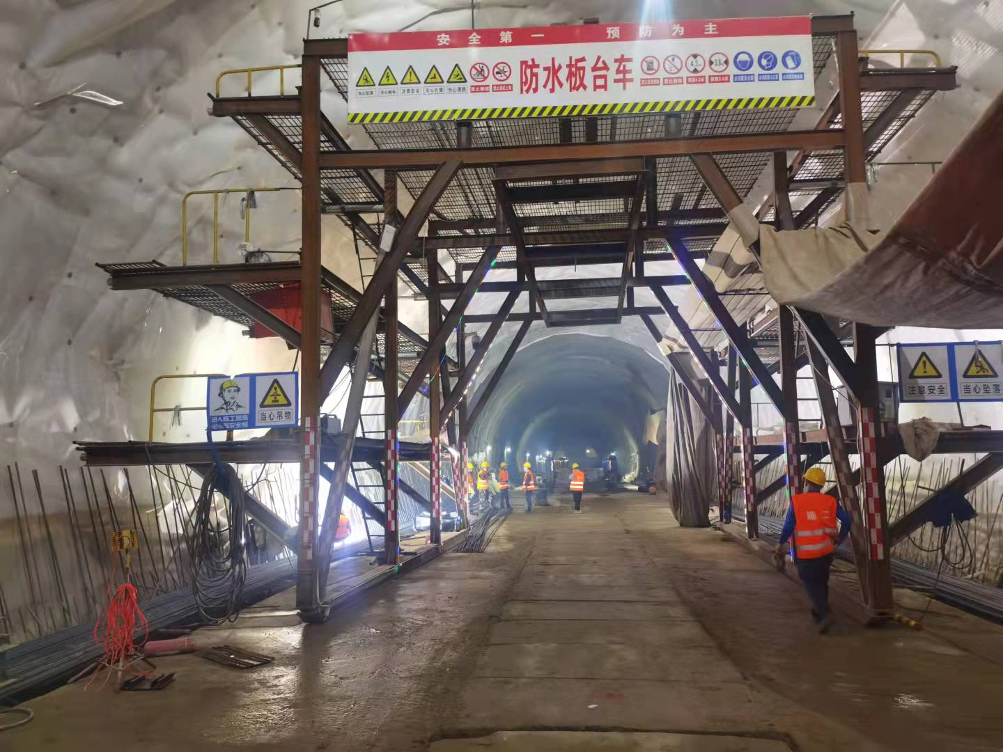 桓集01工区大路2号隧道进口防水板施工