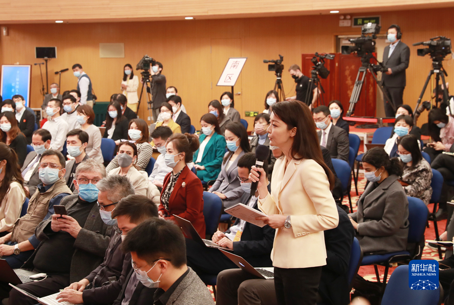 3月11日，国务院总理李克强在北京人民大会堂出席记者会并回答中外记者提问。这是记者在位于梅地亚中心的分会场提问。新华社记者 卢烨 摄