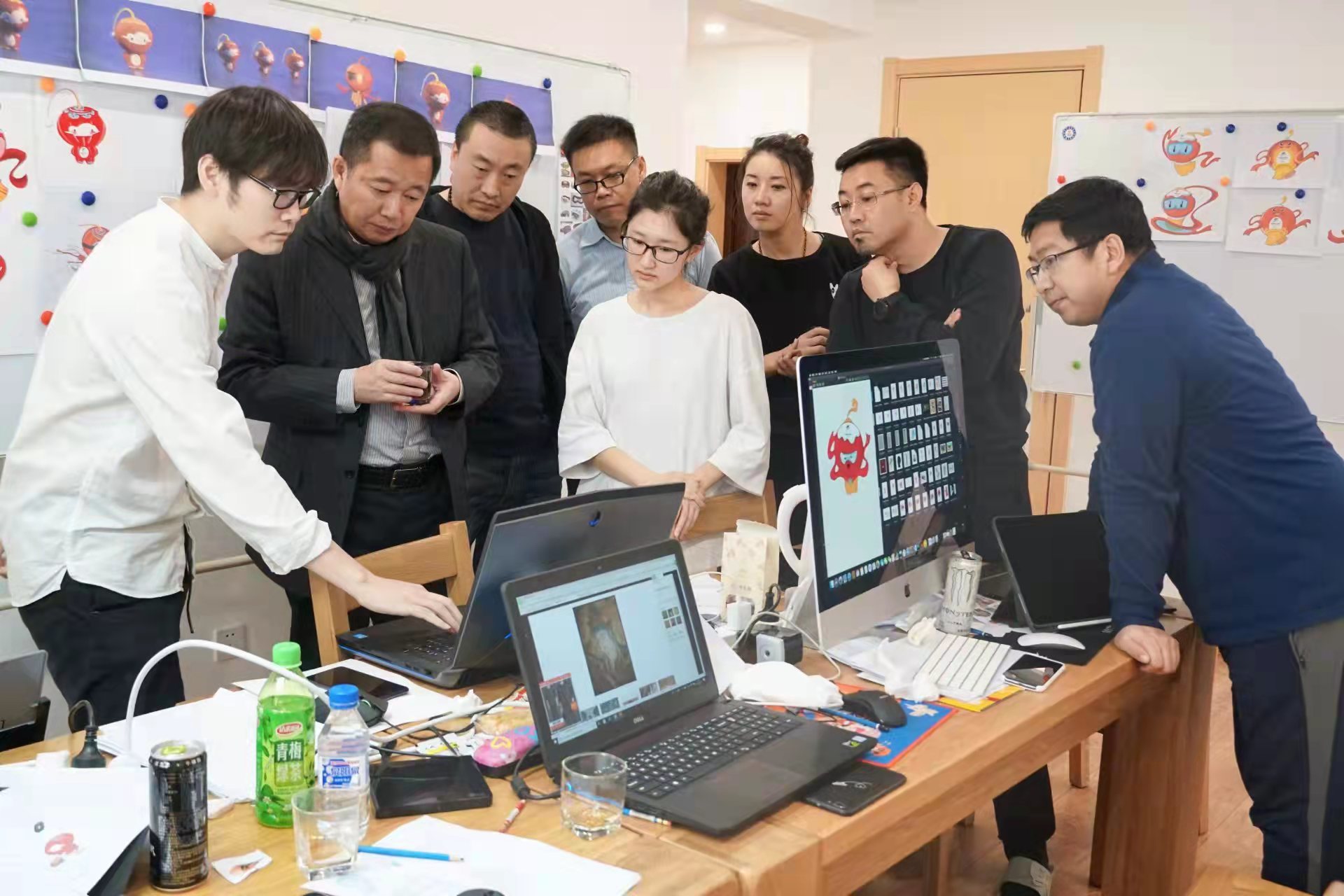 “125工作组”在工作室讨论修改方案。受访者供图