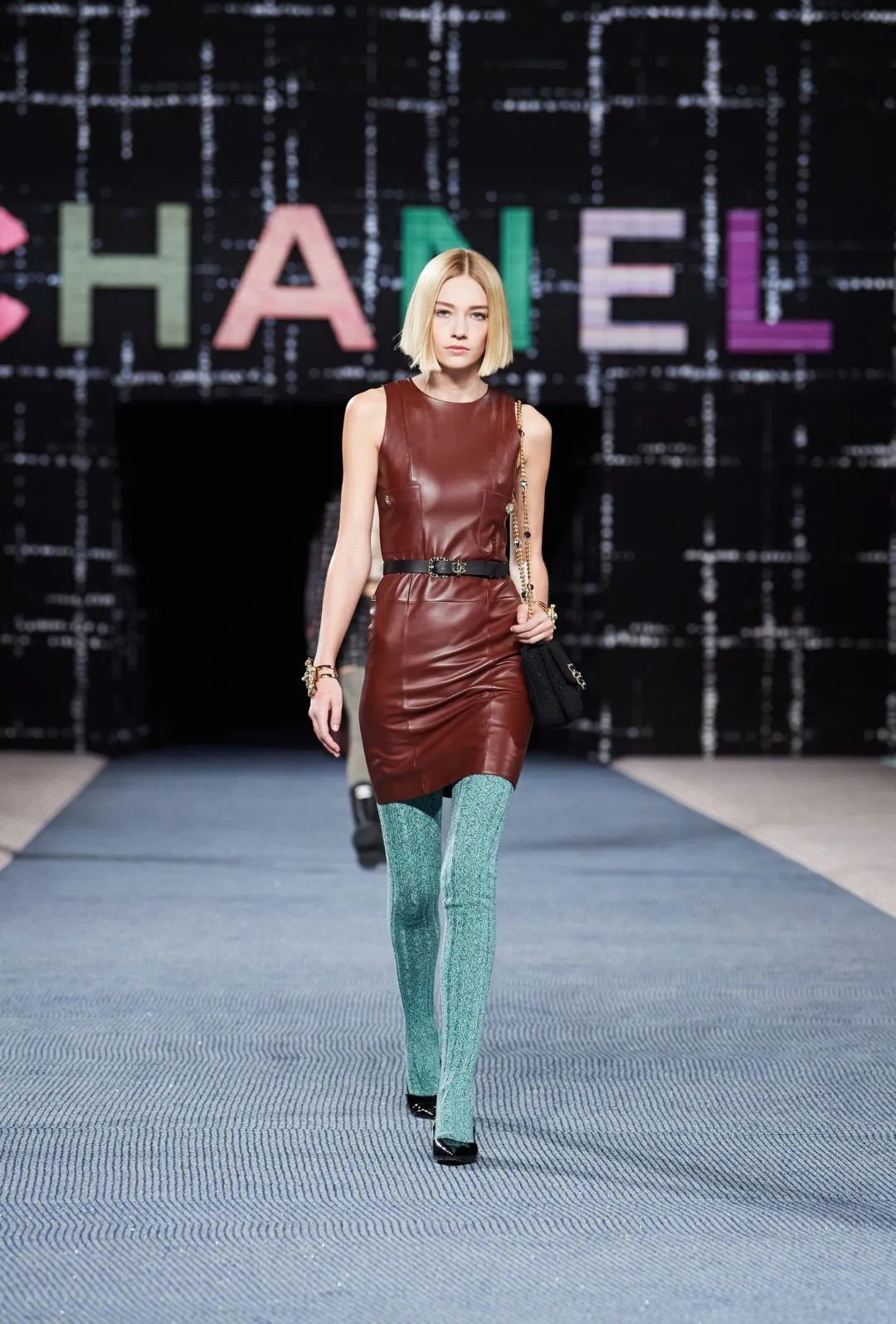 穿着斜纹软呢和香奈儿一起漫步乡野