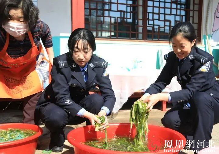 民警和朝鲜族村村民一起洗菜。