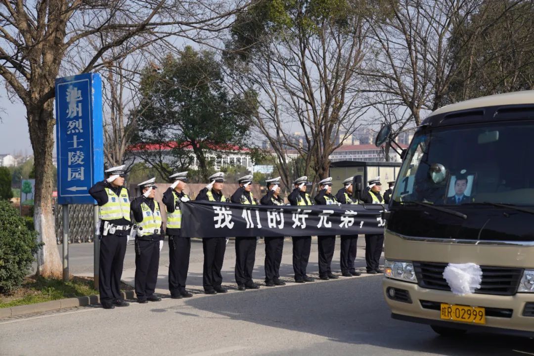 难掩悲痛,泣不成声前来送别的战友,亲人,群众灵车经过的路上送英雄