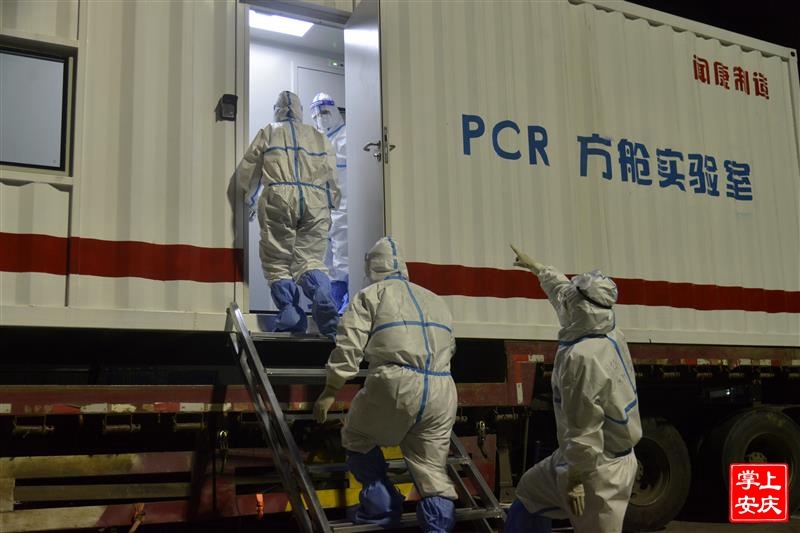 3月9日晚，在迎江区科技广场核酸检测点，来自蚌埠市的医护人员走进移动检测车，她们将持续工作6个小时。 王政 摄