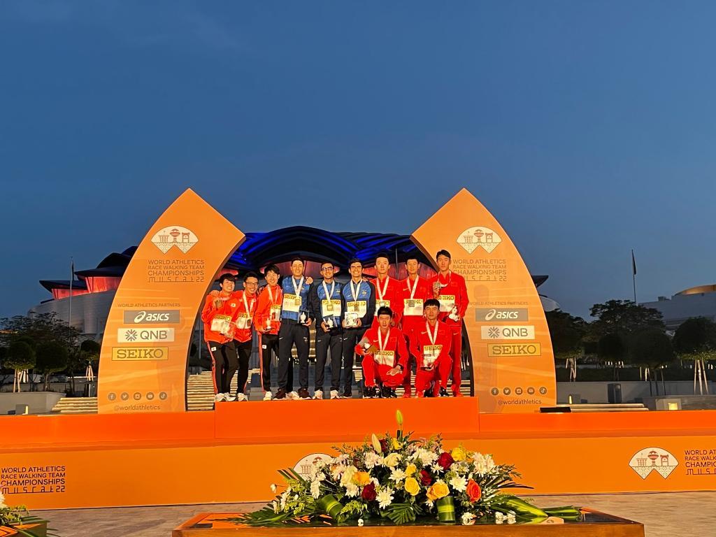 李炎东（后排右一）