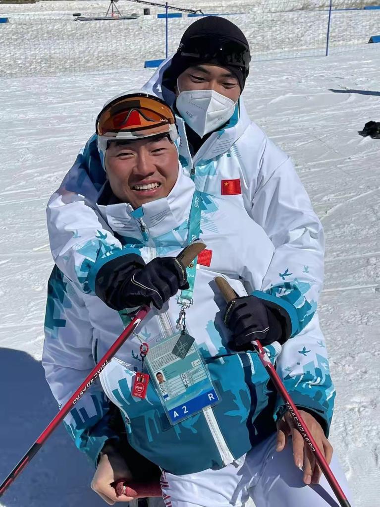 刘子旭(后)和队友王涛在赛后庆祝胜利。(受访者提供)