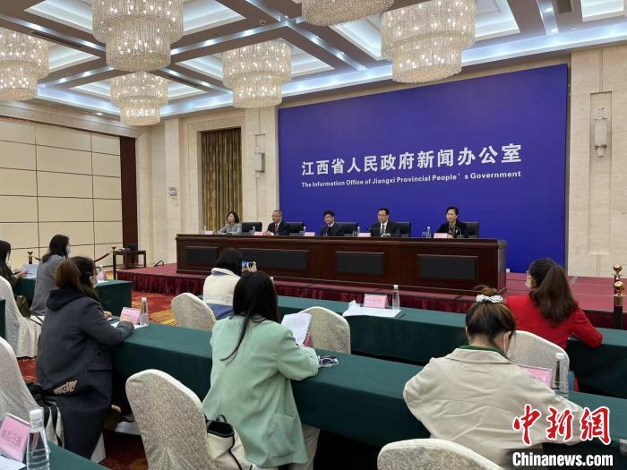 3月10日，记者从新闻发布会上获悉，十八大以来，江西共治理水土流失面积13974.42平方公里。　李韵涵　摄