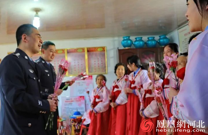 西河南海防派出所民警为朝鲜族村妇女和女民警献花，为她们送上节日祝福。 “五彩裙”和“警服蓝”一相见，有说不出的亲切。“快来！快进屋喝杯咖啡！”村民们招呼。“进来啦，明天就是国际劳动妇女节，我们给阿姨一人送上一枝花，看看美不美！”民警热热乎乎地回应。