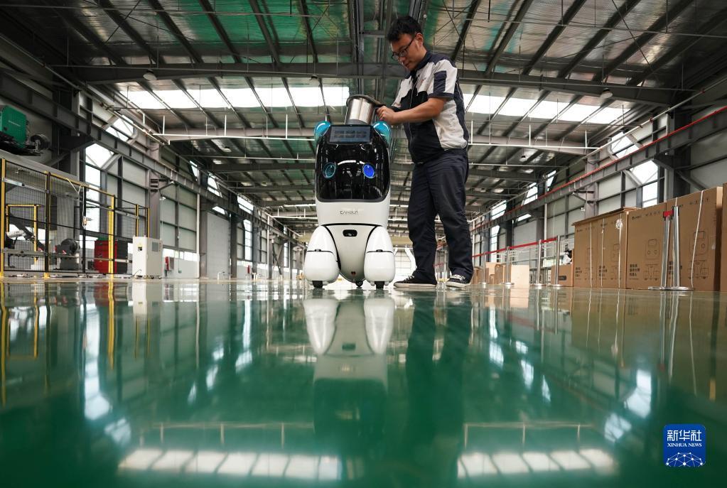 在河北盛世天成信息技术有限公司生产车间，工作人员调试机器人产品（2021年6月5日摄）。新华社记者 骆学峰 摄