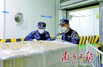 梅州海关关员对出口产品进行监管。