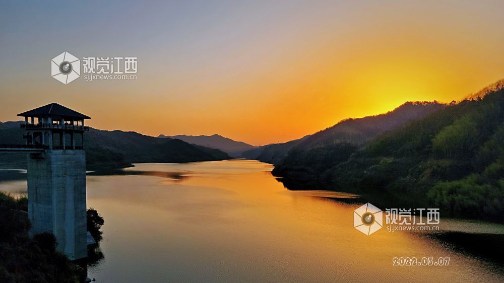 宜春四方井高峡出平湖图