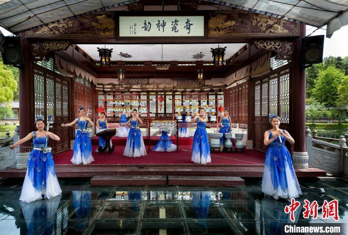 景德镇古窑景区内，瓷乐团在演奏瓷乐。　景德镇古窑供图