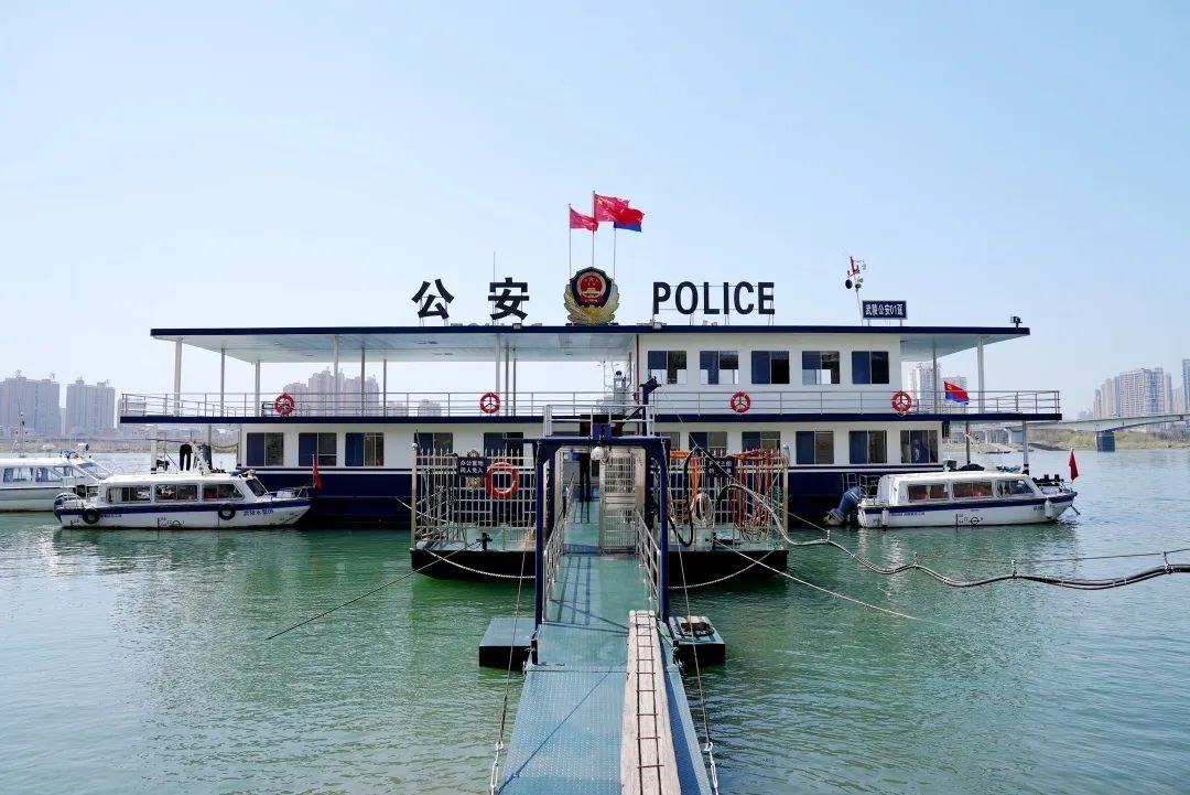 参观武陵公安1号趸船永安派出所他与共和国同岁派出所的民辅警他们