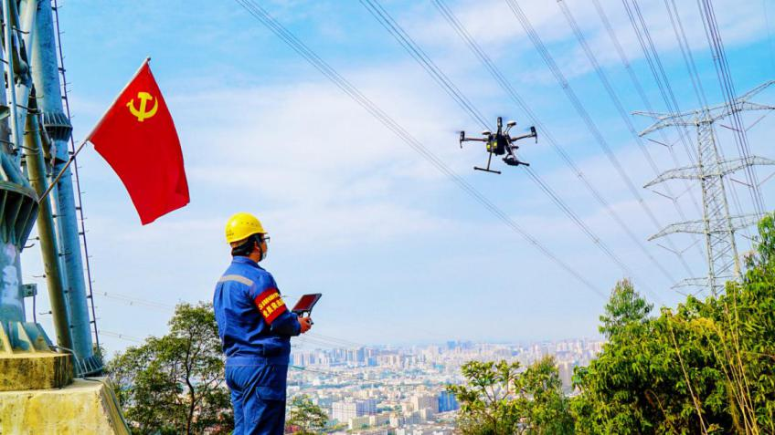 南方電網深圳供電局利用無人機等數字巡檢技術為