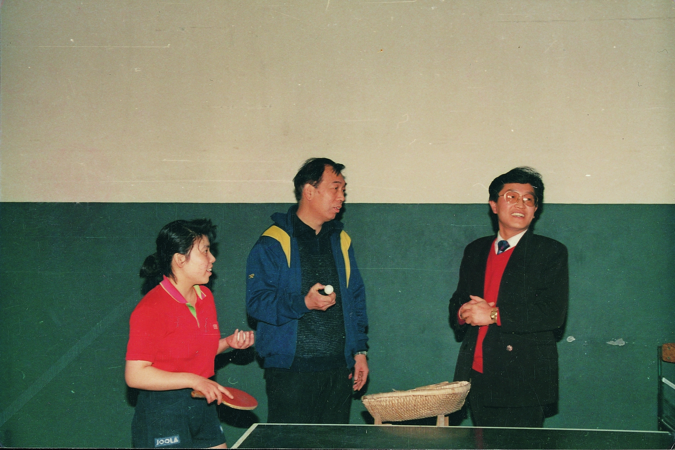 邓亚萍与教练张燮林(中)