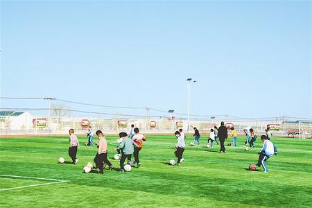 富民完全小学的孩子们在练习足球 新甘肃&middot;甘肃日报记者 金奉乾