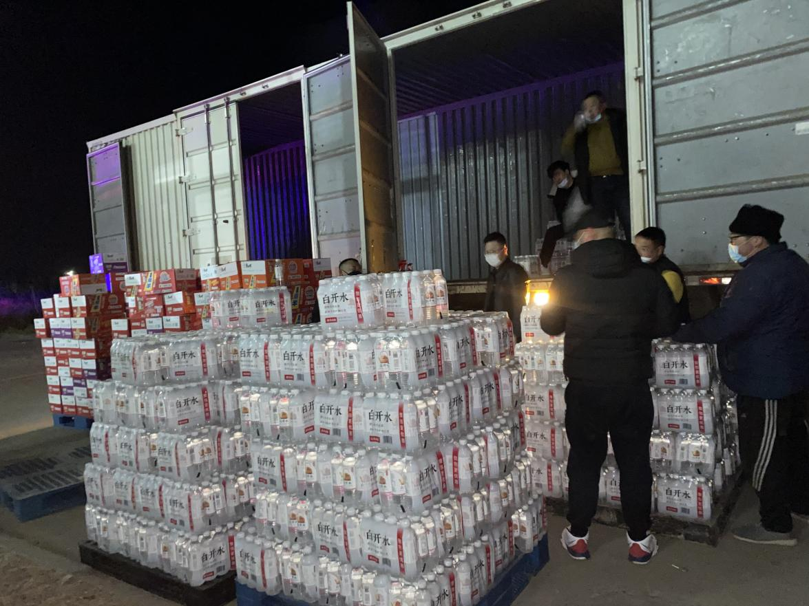 （图为青岛天天购电子商务有限公司捐赠口罩、消毒液、护膝、矿泉水、方便面等防疫物资总计20吨。）