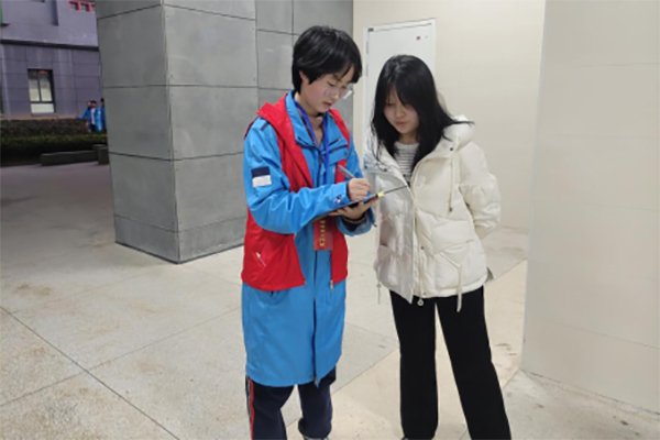 确保所有学生都能规范穿着校服,将庐江二中学子积极向上的精神风貌