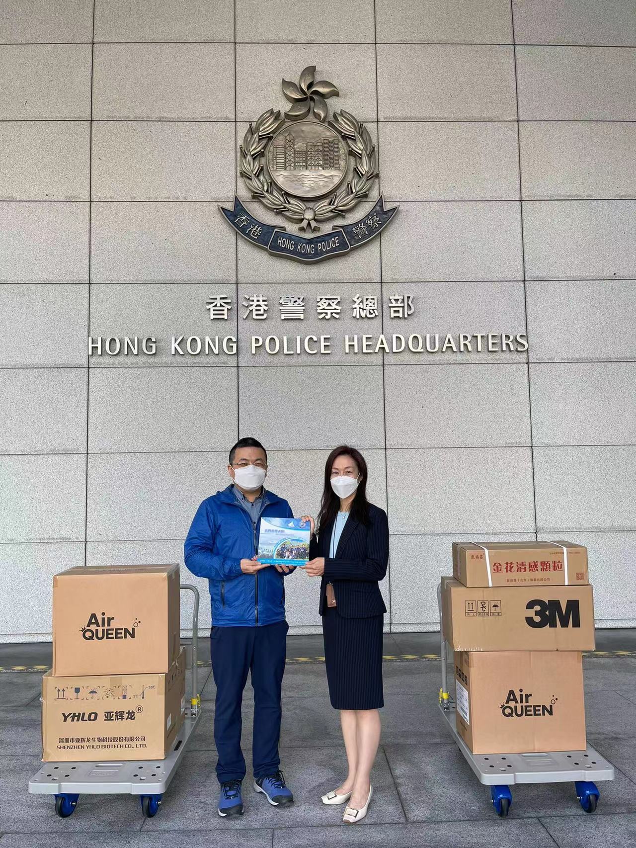 3月11日：香港湾仔警察总部，凤凰秀向前线抗疫警察送上了抗疫物资N95口罩，由香港青年大专学生协会主席伍焕杰校长协助转赠，并由警察福利主任沈颂雅小姐代表接收。
