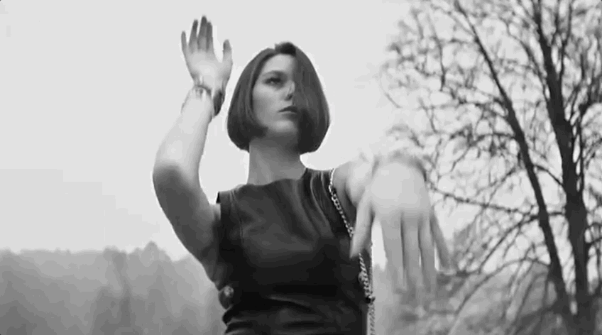 穿着斜纹软呢和香奈儿一起漫步乡野