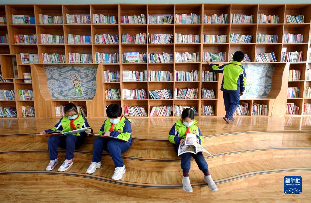 河北省石家庄市桥西区裕华西路小学参加课后托管的学生在图书馆阅读（2021年3月11日摄）。新华社记者 王晓 摄