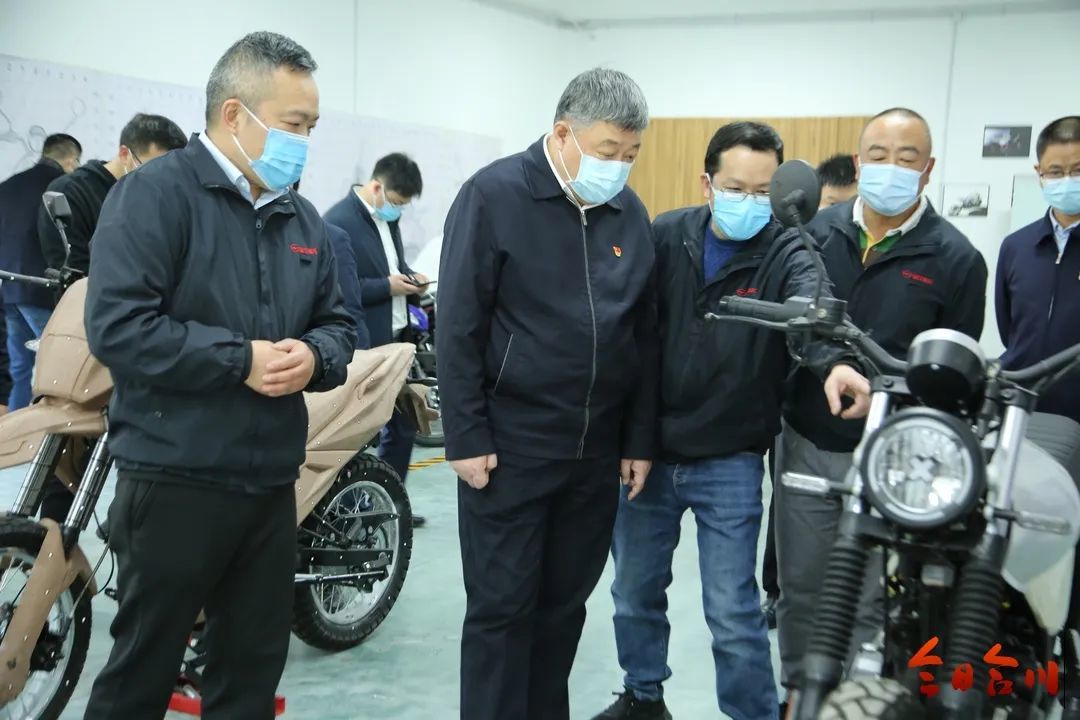 ▲郑立伟在重庆望江摩托车制造有限公司调研