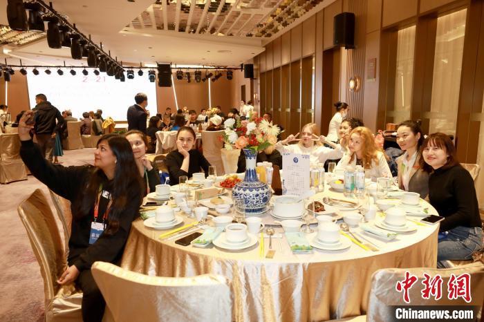 外国游客打卡“古窑印象”，感受陶瓷+餐饮文化盛宴。　景德镇古窑供图