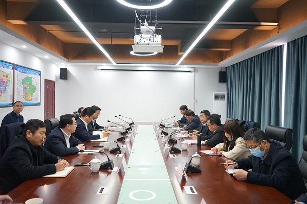 杨宝进、秦玉鸣、漯河市城乡一体化示范区管委会副主任赵洪亮分别代表学校、协会、政府签署了三方合作协议。