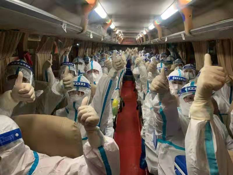 （图为3月5日晚11点40莱西市人民医院核酸采样队集结出发。）