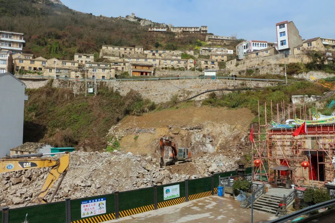 近日,在81省道支線石塘段桂岙隧道的施工現場,鑿岩機正在來來回回地