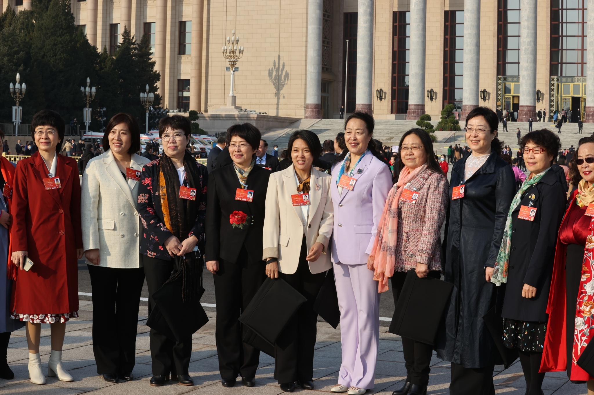 两会女代表庆祝妇女节